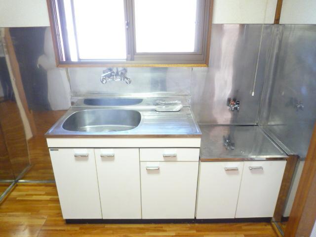 Kitchen. Gas two-burner kitchen, With window