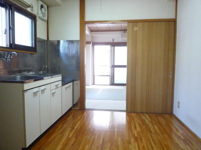 Living and room. Japanese-style room 6 quires, Kitchen is 5 Pledge.