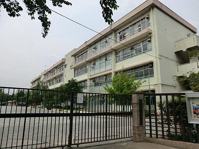 Junior high school. 608m until Itabashi Takashima first junior high school