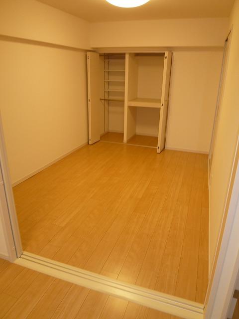 Non-living room. Western-style about 5.7 Pledge.