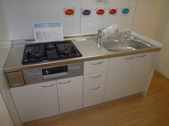 Kitchen. 3-burner stove in the kitchen. Less uneven, Dirt has become difficult to specifications that sticks. Since the removal is also a simple type, Cleaning is easy.