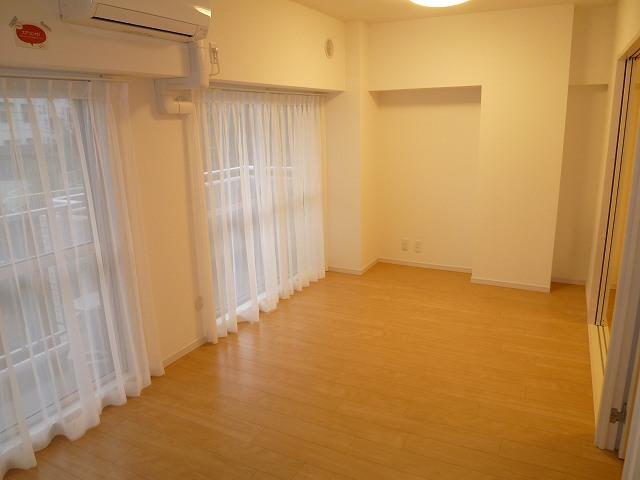 Living. Living dining about 9.3 Pledge. There are two side windows in the southwest-facing day is good.