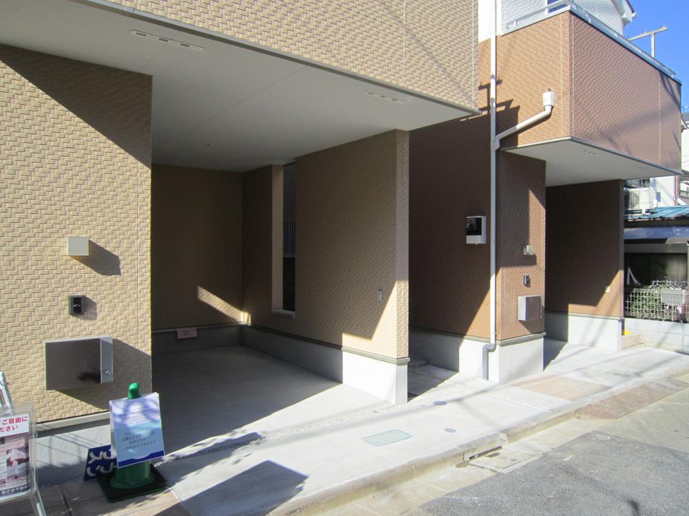 Local photos, including front road. There are two items super in a 3-minute walk, very convenient. (OK Mart, life)