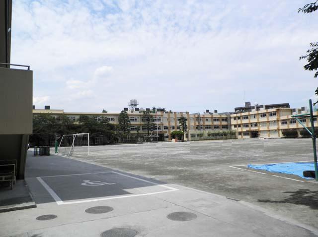 Junior high school. 650m until Itabashi Akatsuka first junior high school