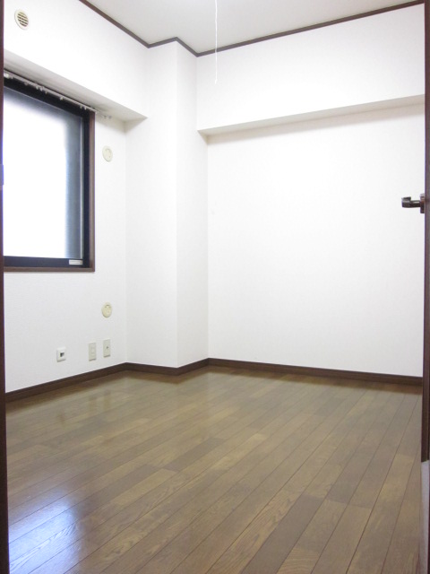 Living and room. 4.5 Pledge has Western-style housing