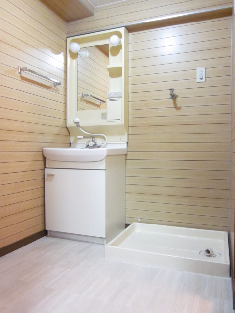 Washroom. Wash basin with a shower in the washroom ・ Laundry Area