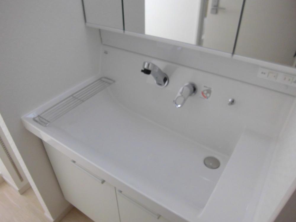 Wash basin, toilet. Wash basin is exchanged in with a triple mirror shower. (2013 November shooting).