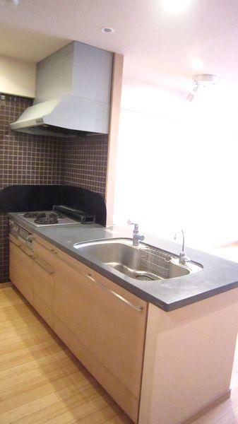 Kitchen. K: 2.8 Pledge ☆ You can enjoy your food while watching the small children playing in LD with an open kitchen ☆