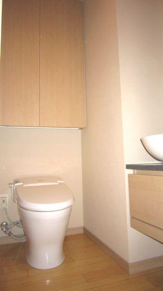 Toilet. ☆ For'm hanging cupboard toilet are reserved storage space is widely, Lot storage