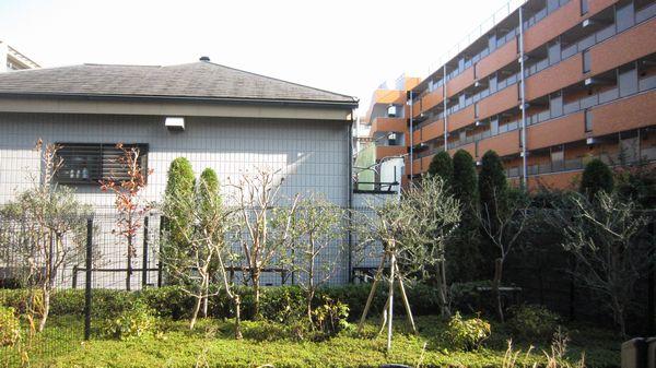 Garden. ☆ Private garden: 46.08 sq m 10 square meters is more than your garden It is equipped with a scan crop sink on the balcony, You can also pool of small children ☆