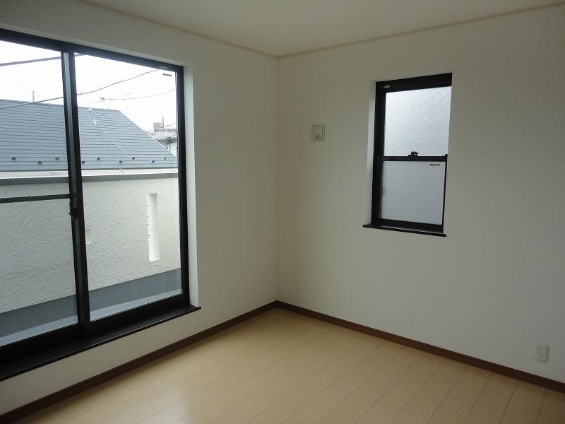 Non-living room. South bright balcony Western-style