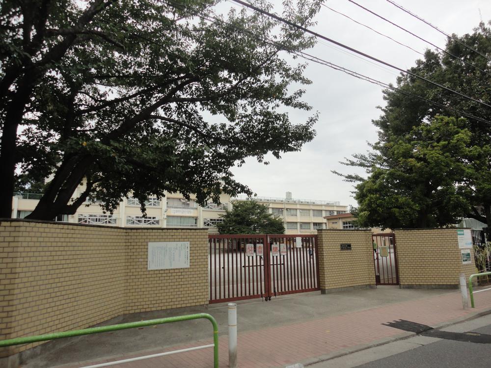 Primary school. 880m until Itabashi under Akatsuka elementary school
