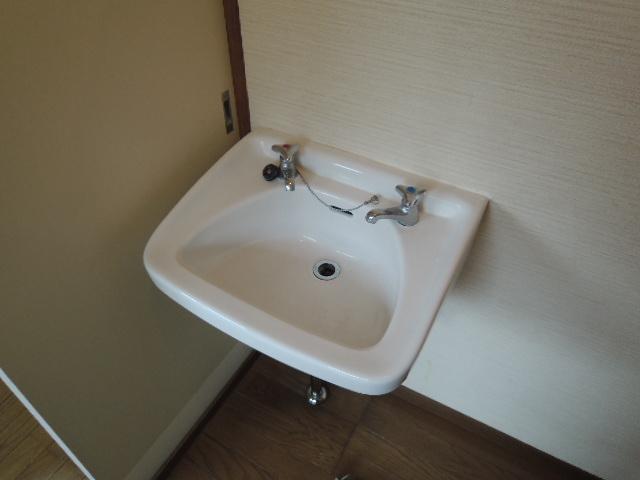 Washroom. Independent wash basin