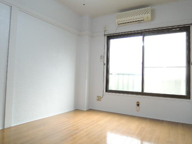 Living and room. Western-style 6 Pledge, A bright room