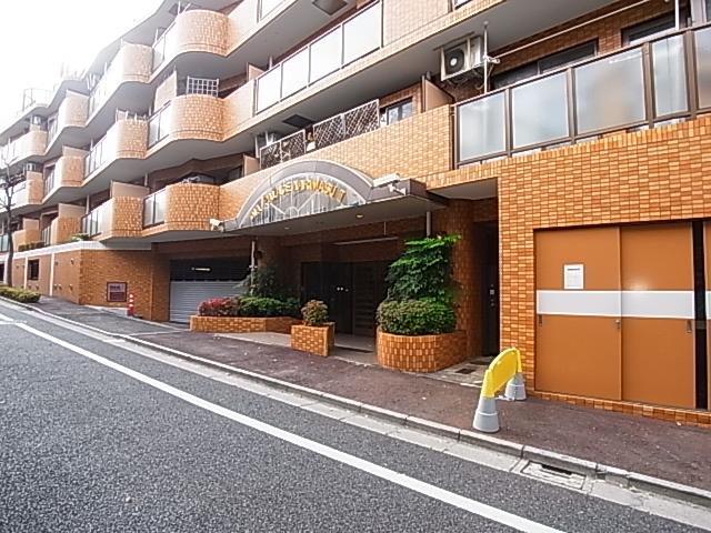 Entrance. Common areas