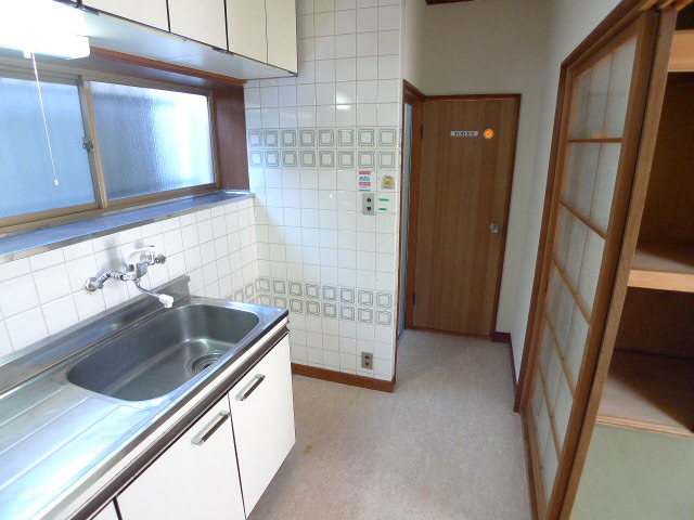 Living and room. It can be used as a dressing room space with bumping bar + curtain