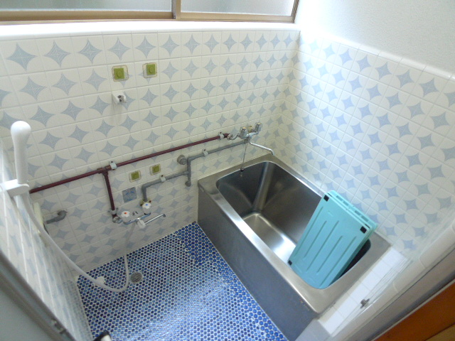 Bath. Window There ventilation good in the bath