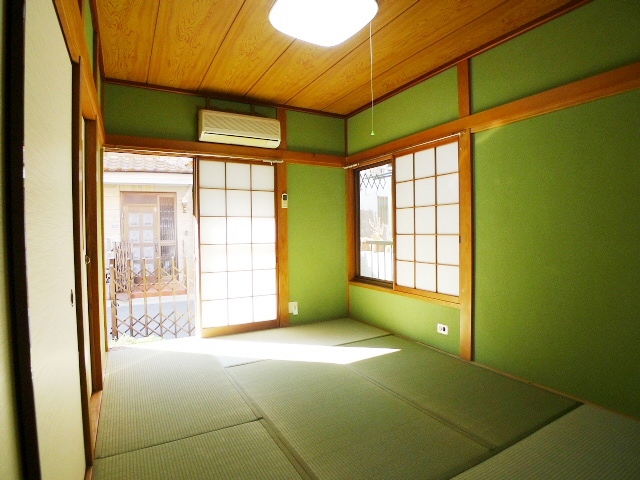 Other room space. Ventilation good in the southwest angle room of the two-sided lighting