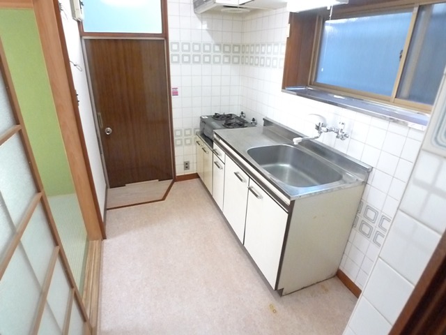 Living and room. Ventilation is good because there is wind to pass through window to the north and south!