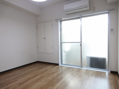 Other room space. A bright room!