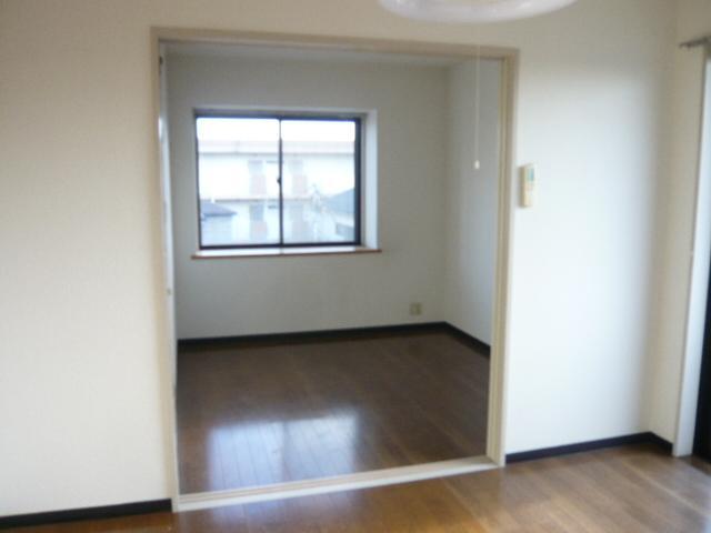 Living and room. Western-style about 4 Pledge, Flooring, Corner room