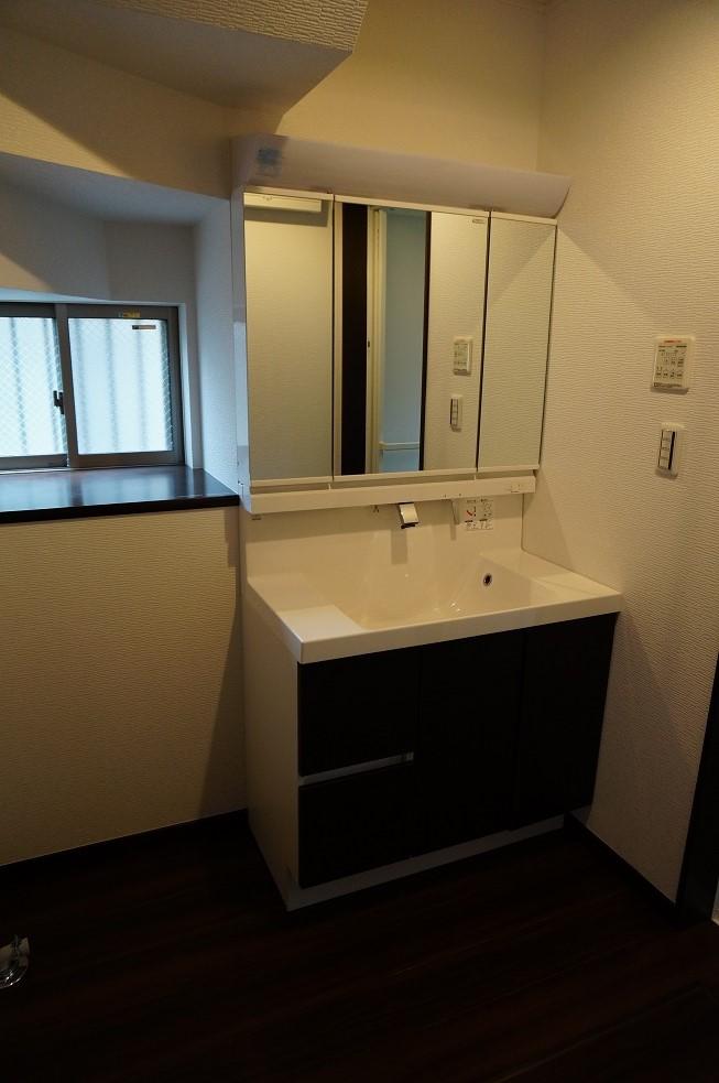 Wash basin, toilet. Indoor (12 May 2013) Shooting