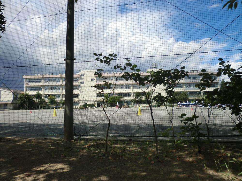 Junior high school. 690m until Itabashi Takashima first junior high school