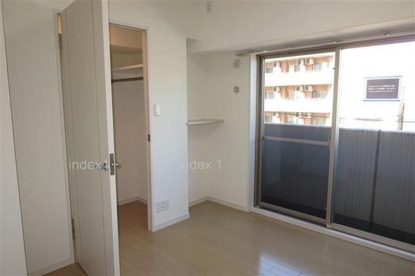 Non-living room. 6 Pledge of Western-style