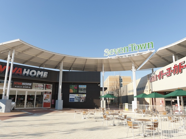 Surrounding environment. Ito-Yokado food hall, Viva Home, Mujirushi Ryohin, Uniqlo, Large-scale commercial facilities Seven Town Azusawa Akachanhonpo etc. enter (W: about 980m ・ Walk 13 minutes / E: about 1110m ・ 14 mins) is close to. Go out in the leisure sense to holiday, The whole family can enjoy shopping and dining, etc.. It is to walk 10 km of the property dotted with four Super. Super 24-hour Mori, Is a convenient environment that can slowly buy with confidence to return home late at night.