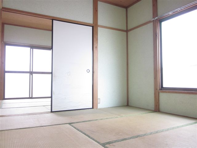 Living and room. Windows in each room ・ Storage room