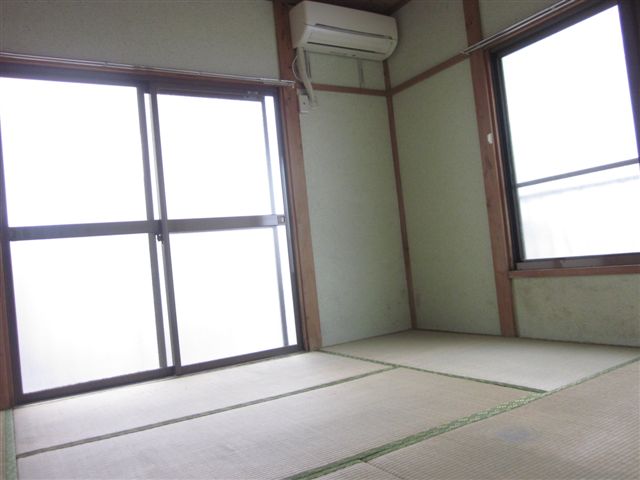 Living and room. 6 tatami air-conditioned Japanese-style rooms have south-west two-sided lighting