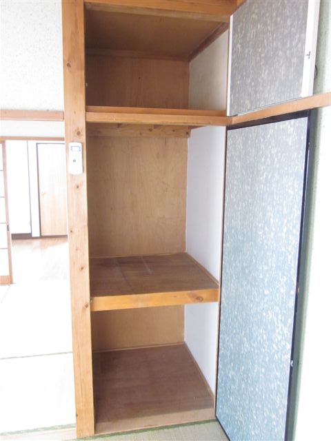 Receipt. The 6-mat Japanese-style room has storage of the hammer