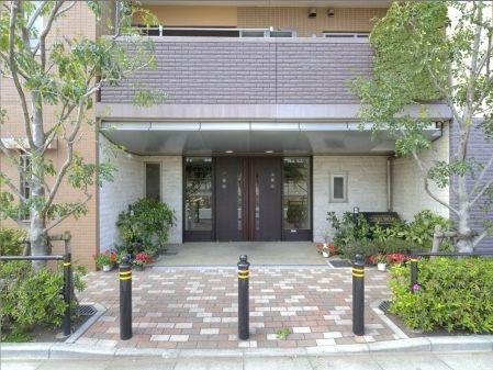 Entrance. Common areas