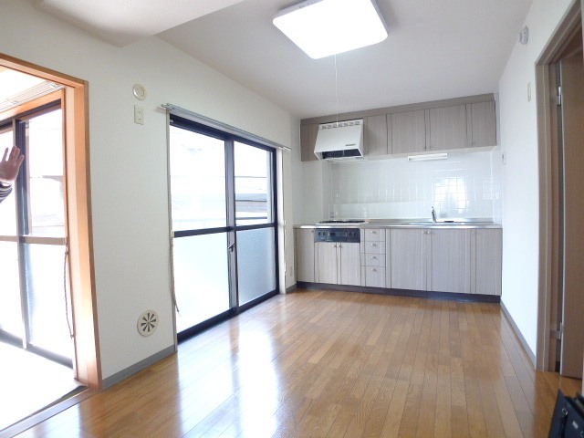 Living and room. This good degree to be tenants "no renewal fee" so long! !