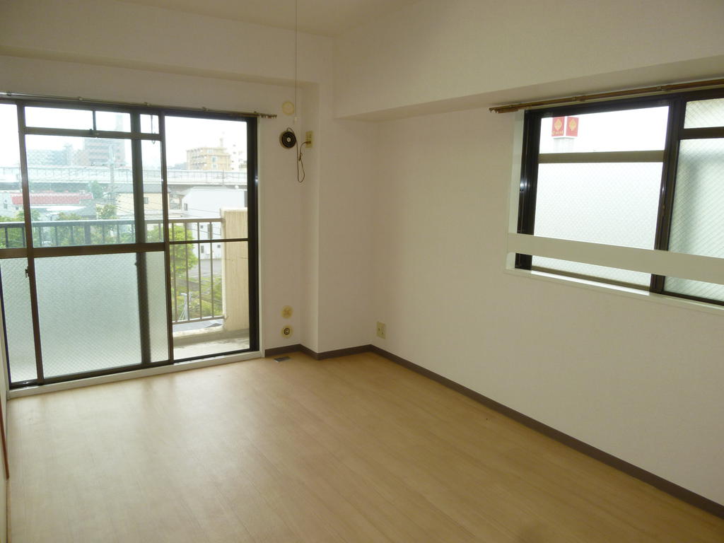 Living and room. Next to the Japanese-style room, 6 Pledge of Western-style