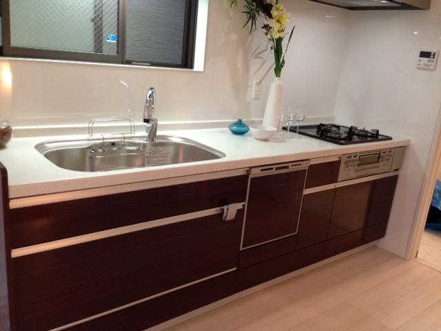 Same specifications photo (kitchen). Kitchen faucet touch-less faucet, Door pocket easily removed with a patter-kun. Sink care easy for the coating and embossed with a quiet design. 