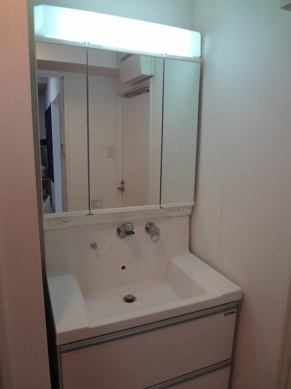 Wash basin, toilet. Indoor (11 May 2013) Shooting