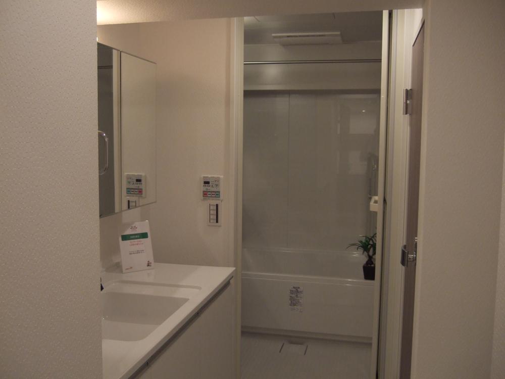 Wash basin, toilet. Indoor (12 May 2013) Shooting