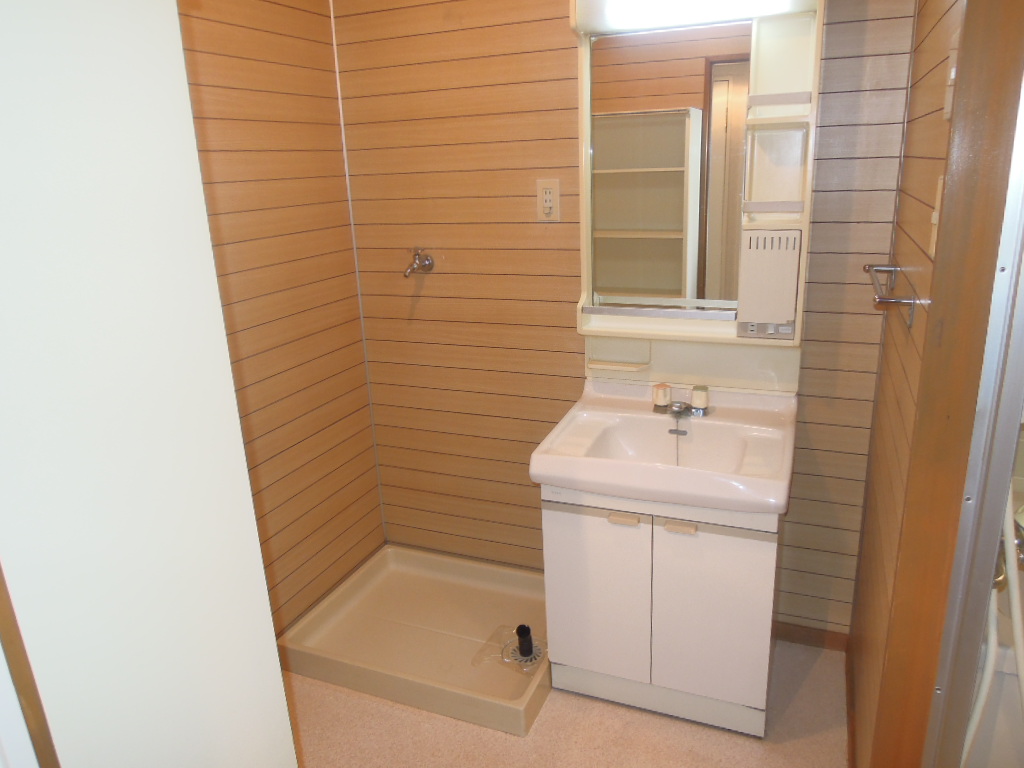 Washroom. Vertical with lighting independent washbasin ・ Laundry Area