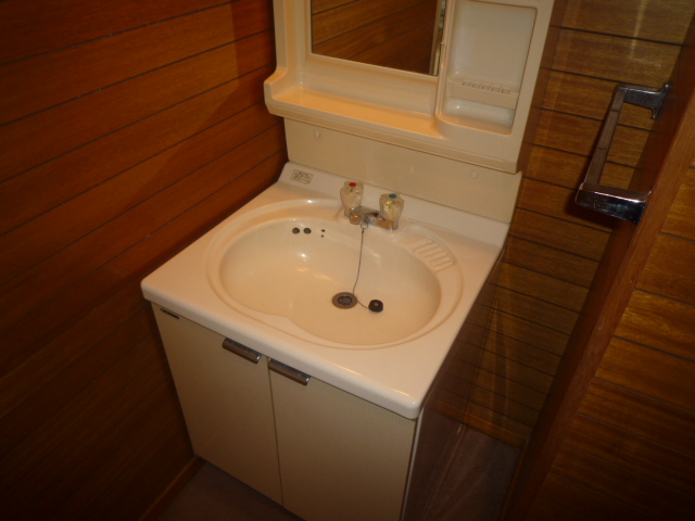 Washroom. With storage shelf ・ Independent wash basin