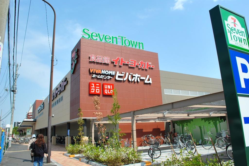 Shopping centre. Uniqlo Seven Town Azusawa shop until the (shopping center) 564m