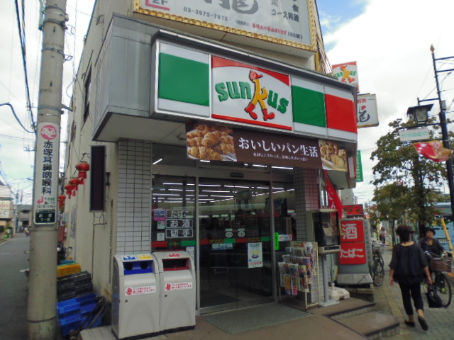 Convenience store. 130m until Thanksgiving under Akatsuka store (convenience store)
