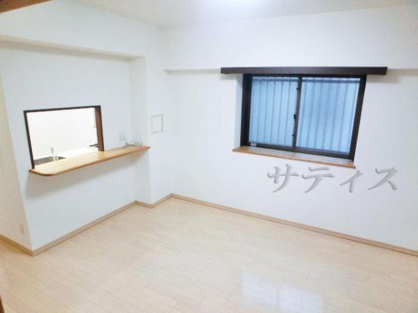 Living. 1999 Built! Management system good! Cross re-covered settled