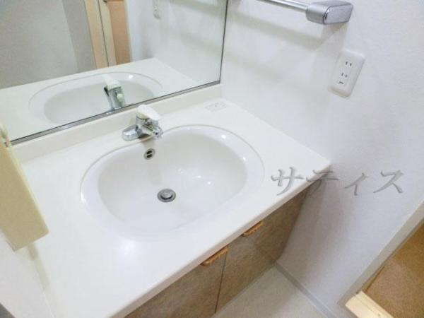 Wash basin, toilet. Wash basin