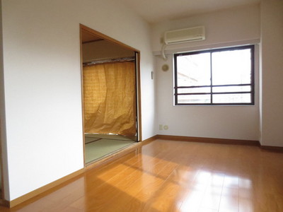 Living and room. Living (Other Room No. same floor plan reference photograph)