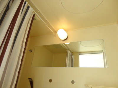 Bath. Nice large mirror UB