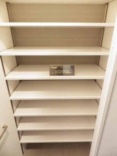 Entrance. Golf bag was also established a retractable shoe-in closet. Local (September 2013) Shooting