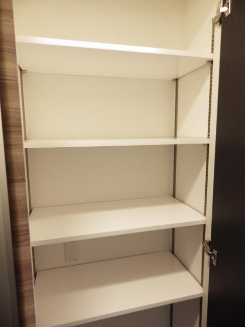 Receipt. Located in the entrance is a storage space. Indoor (September 2013) Shooting