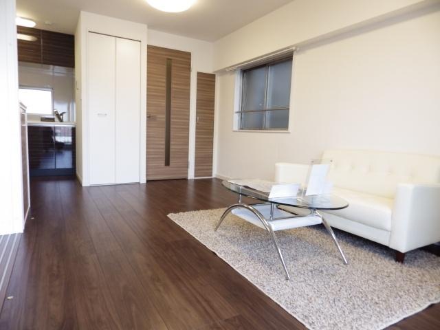 Living. Since it is a corner room Living is a two-sided lighting.