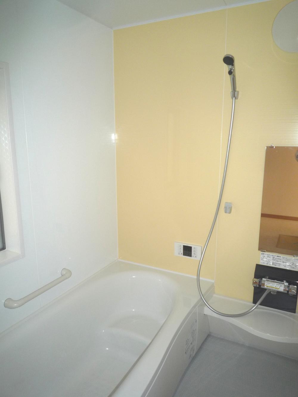 Bathroom. ・ Es line tub of spacious shape → sitz bath and parent and child bathing also relaxed. Easy to sit on the edge, Ease out